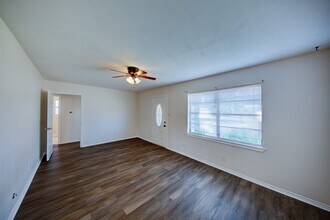 7917 N Martin Luther King Ave in Hitchcock, TX - Building Photo - Building Photo