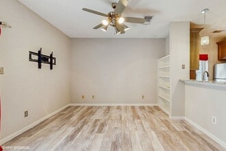 7575 Cambridge St in Houston, TX - Building Photo - Building Photo