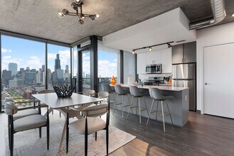 168 N Elizabeth St in Chicago, IL - Building Photo - Building Photo
