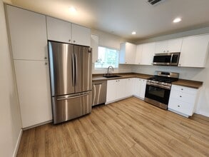 14203 Burton St in Panorama City, CA - Foto de edificio - Building Photo