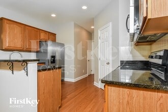 6383 Clubside Dr in Whitsett, NC - Foto de edificio - Building Photo