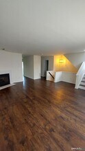 11 Mannions Ln in Danbury, CT - Foto de edificio - Building Photo