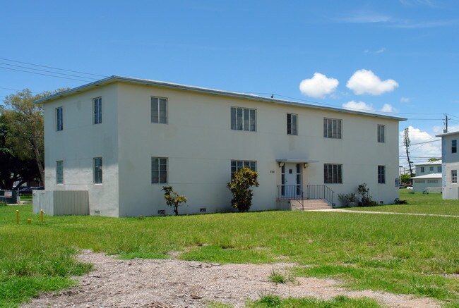 Delux Court Apartments in North Miami, FL - Foto de edificio - Building Photo