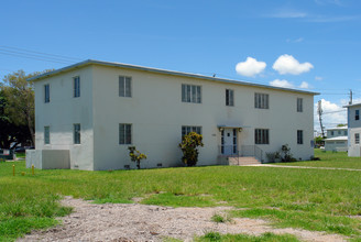 Delux Court Apartments in North Miami, FL - Building Photo - Building Photo