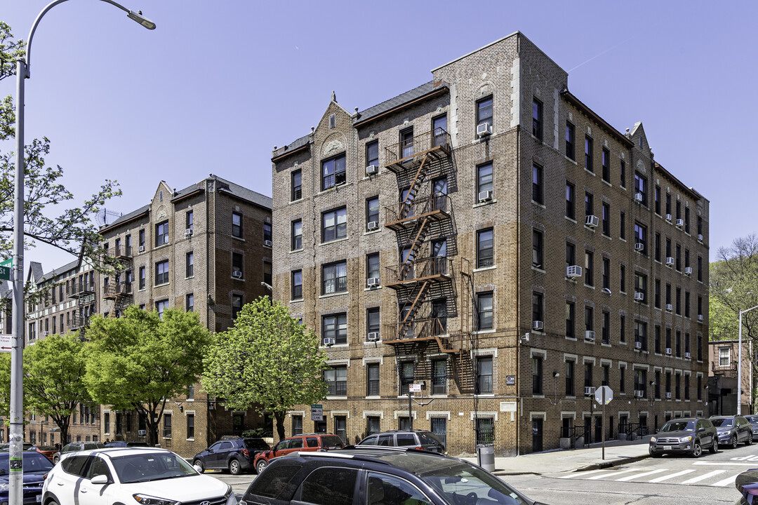 34-44 Seaman avenue in New York, NY - Foto de edificio