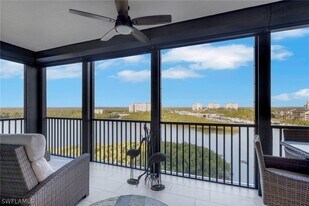 420 Cove Tower Dr in Naples, FL - Building Photo