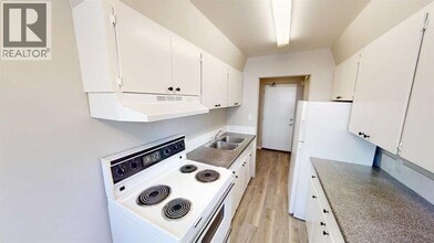 9932-9105 105 Ave in Grande Prairie, AB - Building Photo - Building Photo