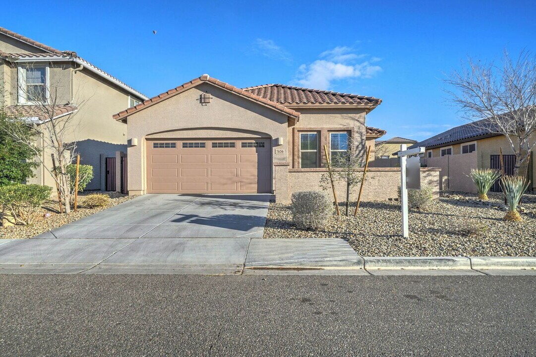 7636 W Quail Track Dr in Peoria, AZ - Building Photo