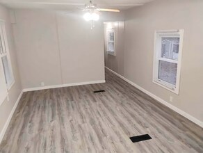 1100 W Locust St in Canton, IL - Building Photo - Building Photo