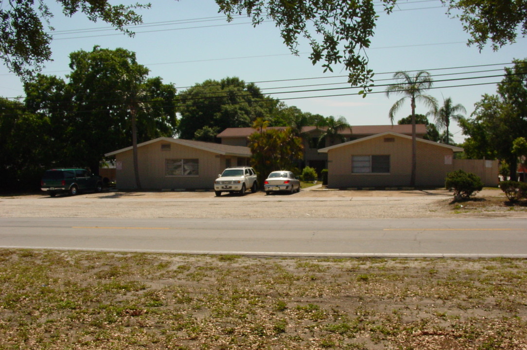 911-951 Highland Ave NE in Largo, FL - Building Photo