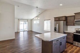10612 W Salmonberry in Cheney, WA - Foto de edificio - Building Photo