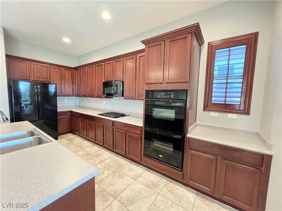 2117 Thames View St in Henderson, NV - Building Photo