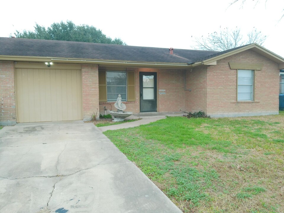 1706 Kern Dr in Corpus Christi, TX - Building Photo