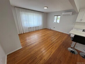 37 Bainbridge Ave in Melville, NY - Building Photo - Building Photo