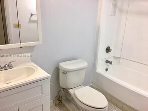 14221 N Kendall Dr in Miami, FL - Building Photo - Building Photo