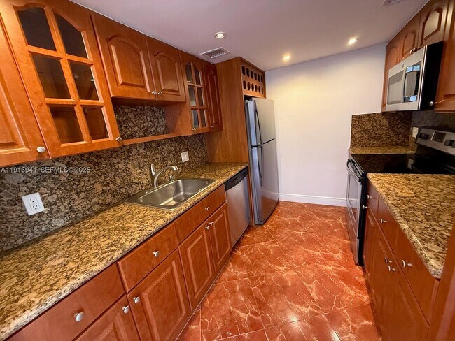 900 Bay Dr in Miami Beach, FL - Foto de edificio - Building Photo