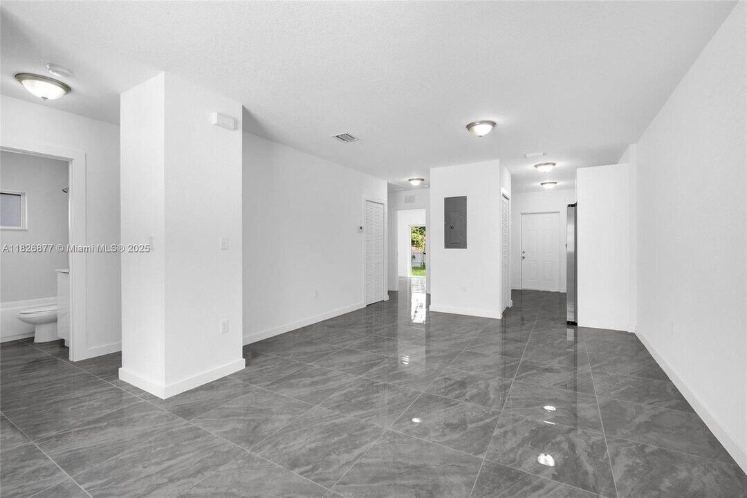 2448 NW 42nd St in Miami, FL - Building Photo