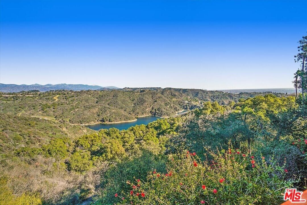 2270 Stradella Rd in Los Angeles, CA - Building Photo