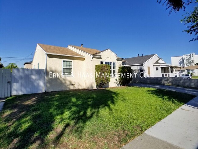 2257 E Poinsettia St in Long Beach, CA - Building Photo - Building Photo