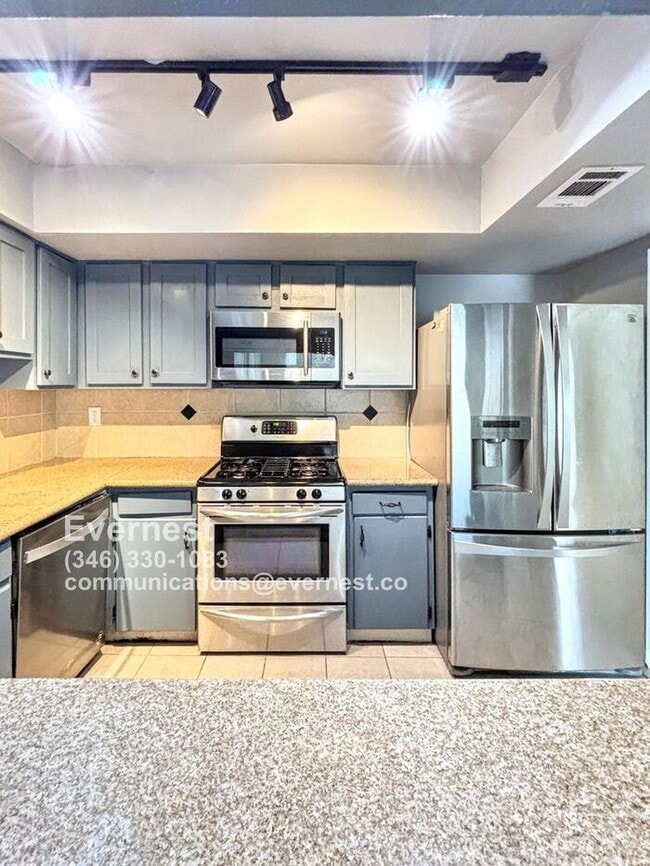2206 Shadowdale Dr in Houston, TX - Building Photo - Building Photo