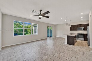 4764 Eucalyptus Dr in Hollywood, FL - Building Photo