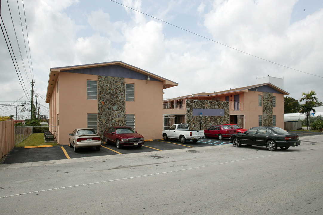 190 W 12th St in Hialeah, FL - Building Photo