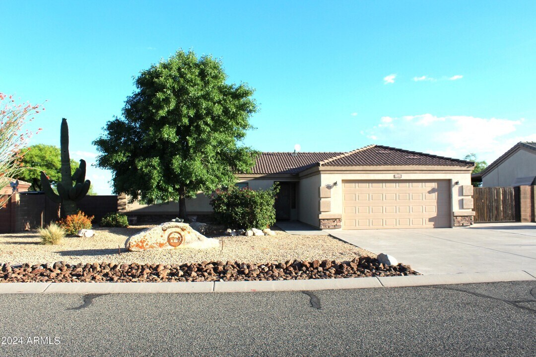 22601 Weaver Valley Dr in Congress, AZ - Building Photo