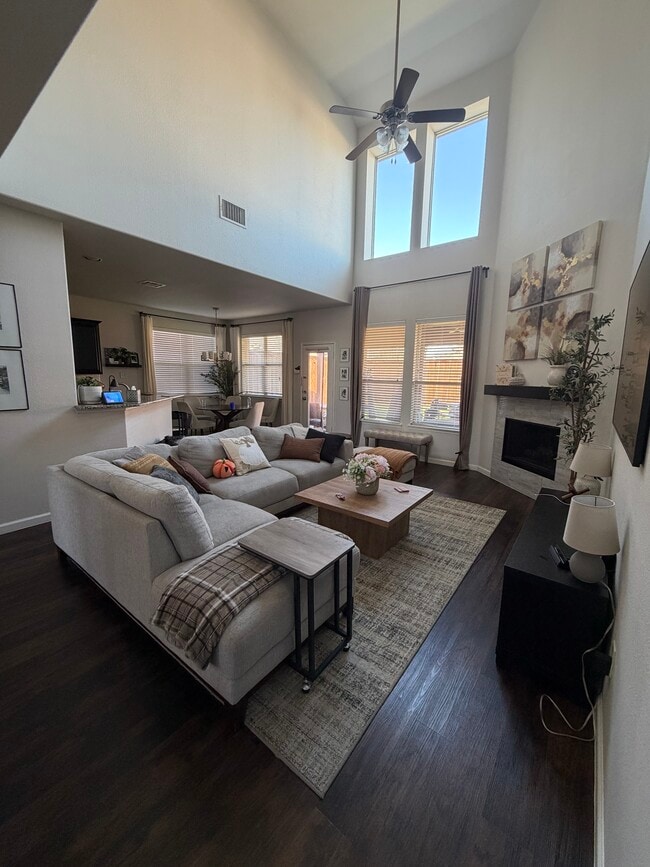 608 Partridge Dr in Aubrey, TX - Foto de edificio - Building Photo