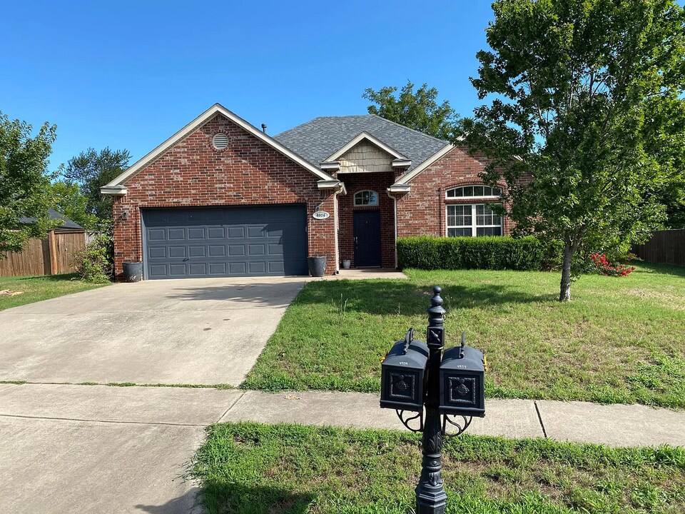 4974 W Dover St in Fayetteville, AR - Building Photo
