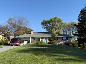 325 Fairview Dr in Lititz, PA - Building Photo