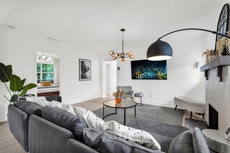 37 NW 47th St in Miami, FL - Foto de edificio - Building Photo