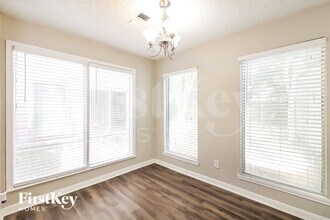 7311 Las Brisas Dr in Houston, TX - Foto de edificio - Building Photo