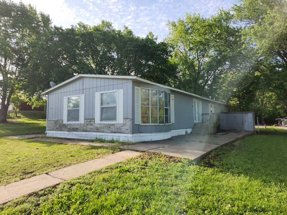 407 SW 49th St in Topeka, KS - Building Photo