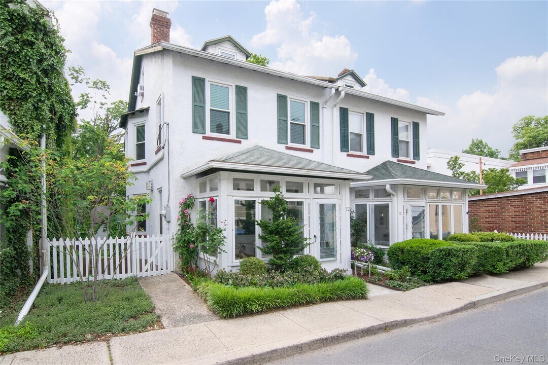 12 Grinnell St in Irvington, NY - Building Photo