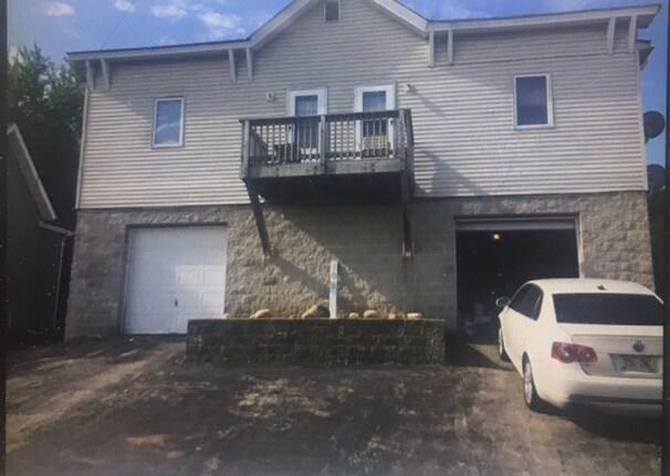 105 Storck St, Unit 1 in Slinger, WI - Foto de edificio