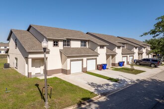 Barton Court in St. Cloud, FL - Foto de edificio - Building Photo