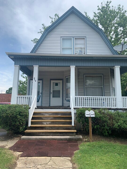 615 W McClure Ave in Peoria, IL - Building Photo