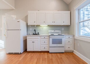 8 Western Ave, Unit b in Gorham, ME - Foto de edificio - Building Photo