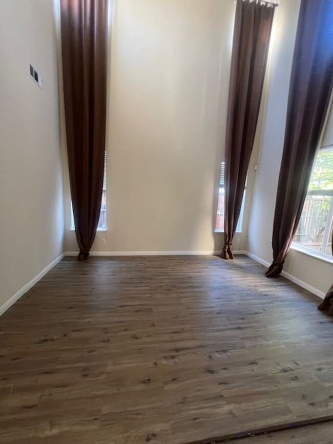 1300 Eastlake Cir in Tracy, CA - Building Photo - Building Photo