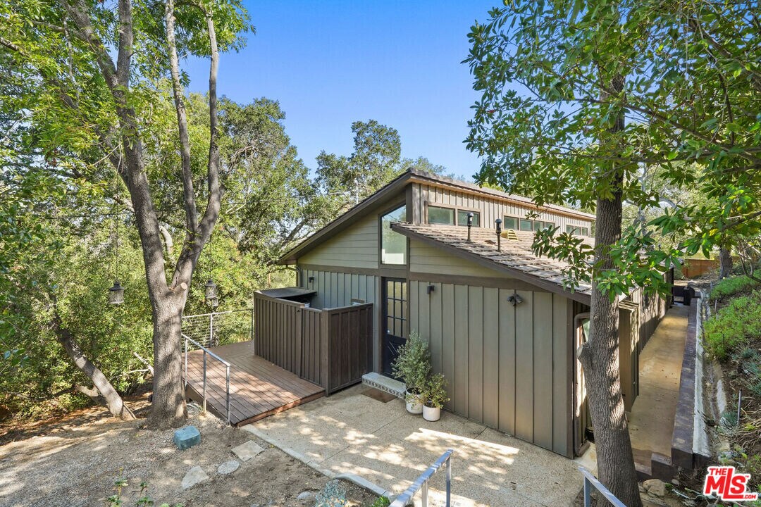21273 Entrada Rd in Topanga, CA - Building Photo