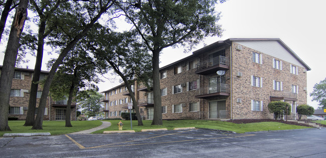 Hickory Oaks Apartments in Lansing, IL - Building Photo - Building Photo