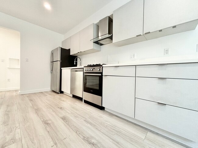 property at 564 N Kenmore Ave