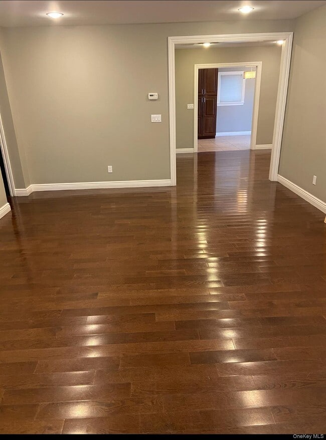 510 Longacre Ave in Woodmere, NY - Building Photo - Building Photo