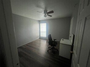 8034 Antoine Dr in Houston, TX - Foto de edificio - Building Photo