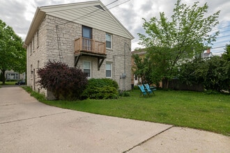 5064 N Bay Ridge Ave in Whitefish Bay, WI - Building Photo - Building Photo