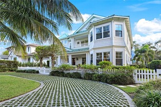 444 2nd Ave N in Naples, FL - Foto de edificio - Building Photo