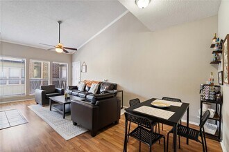 807 W 25th St, Unit 307 in Austin, TX - Building Photo - Building Photo