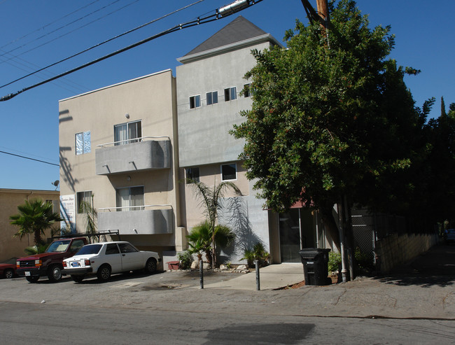 10205 Samoa Ave in Tujunga, CA - Foto de edificio - Building Photo