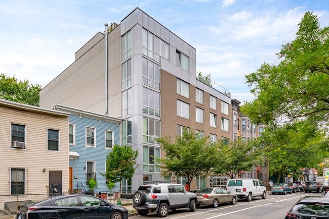 Bergen House in Brooklyn, NY - Foto de edificio - Building Photo