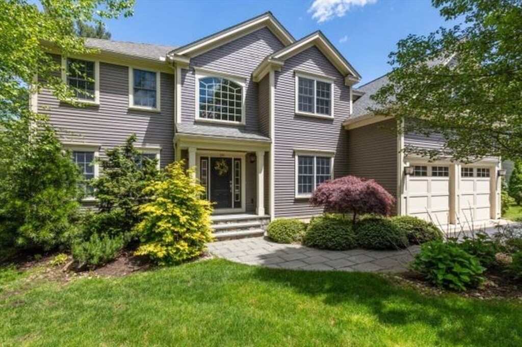 28 Burke Ln in Wellesley, MA - Building Photo
